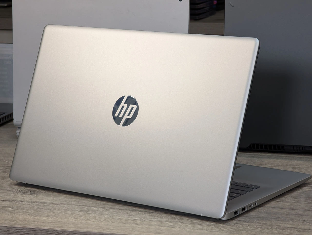 Nou! HP Laptop 17 | Pentium N5030 | 8GB RAM | SSD 256GB | 17.3″ Full HD IPS — vedere 2