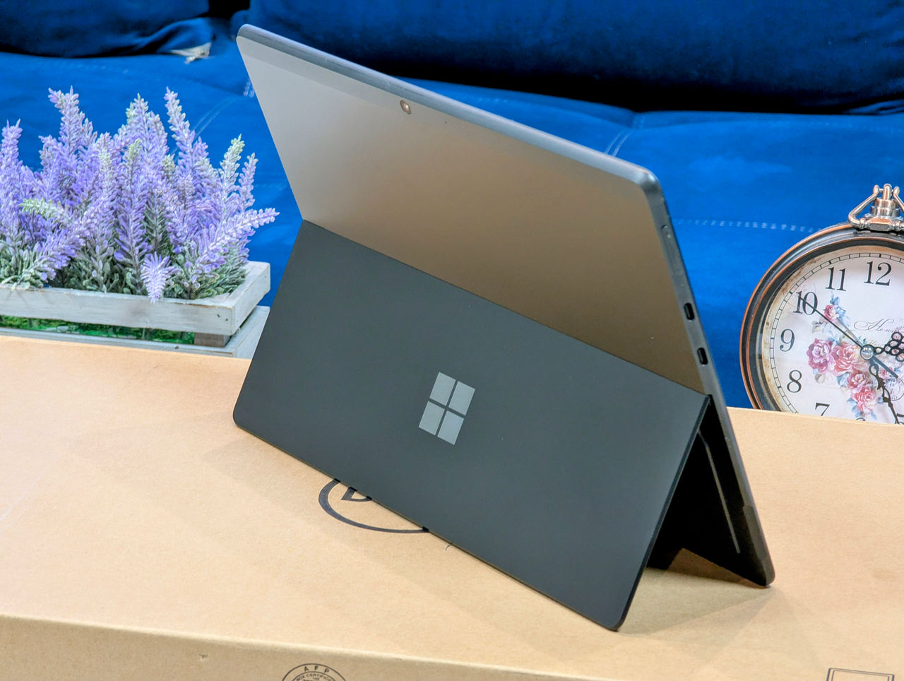 Microsoft Surface Pro X | SQ2 | 16GB RAM | 256GB SSD | 13″ PixelSense Touch | Tastatură roșie — miniatură 11
