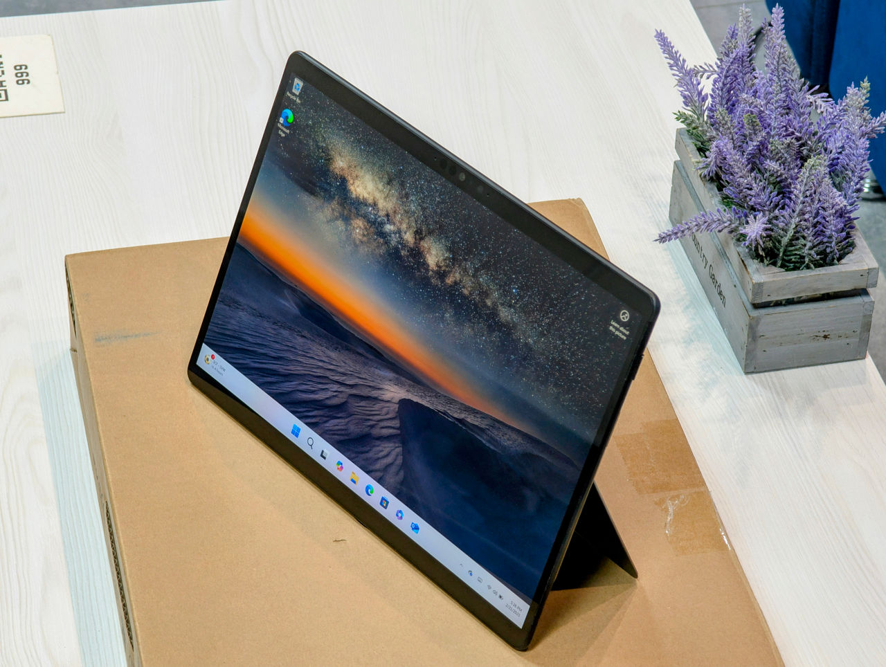 Microsoft Surface Pro X | SQ2 | 16GB RAM | 256GB SSD | 13″ PixelSense Touch | Tastatură roșie — miniatură 9