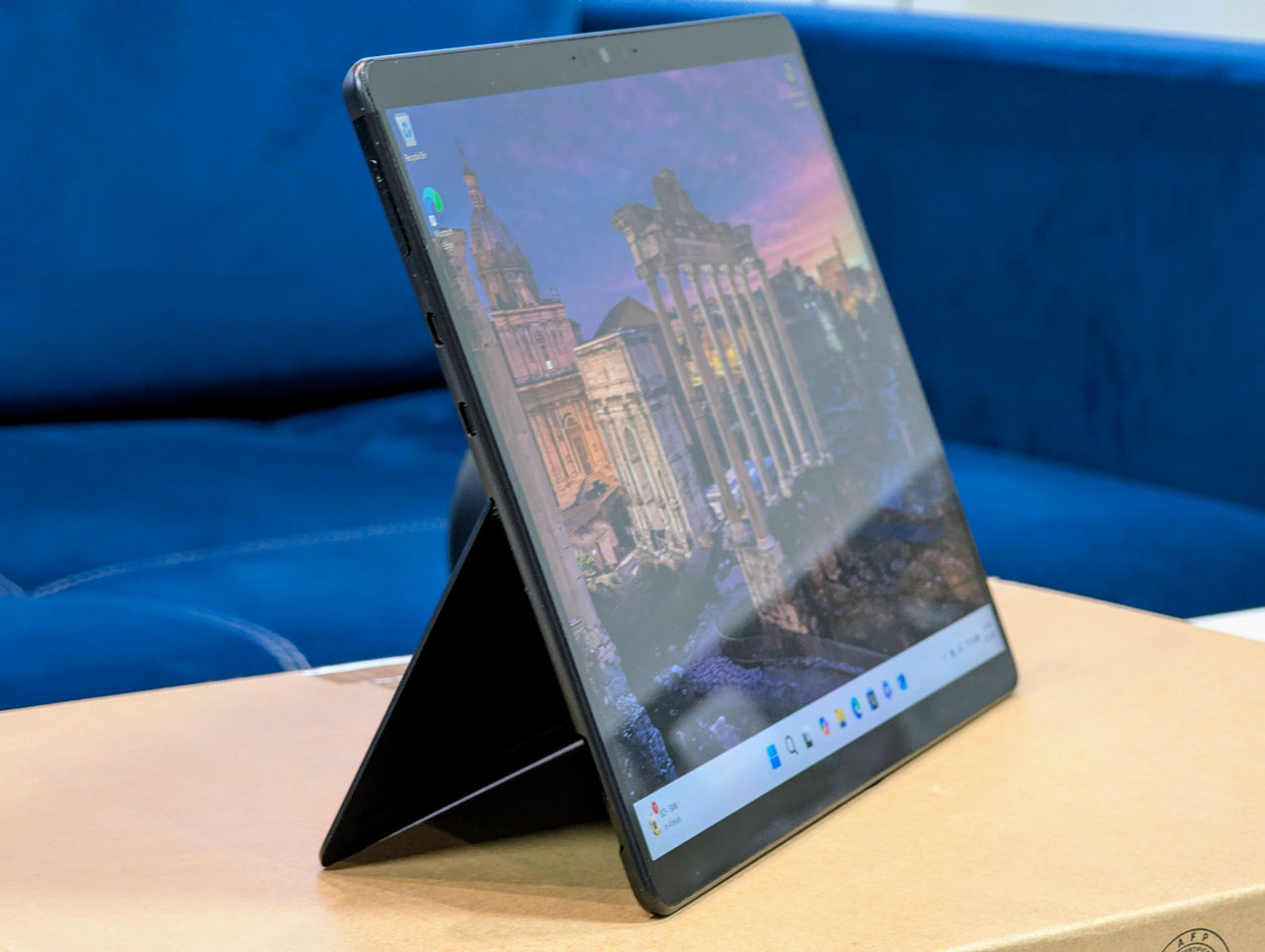 Microsoft Surface Pro X | SQ2 | 16GB RAM | 256GB SSD | 13″ PixelSense Touch | Tastatură roșie — miniatură 8