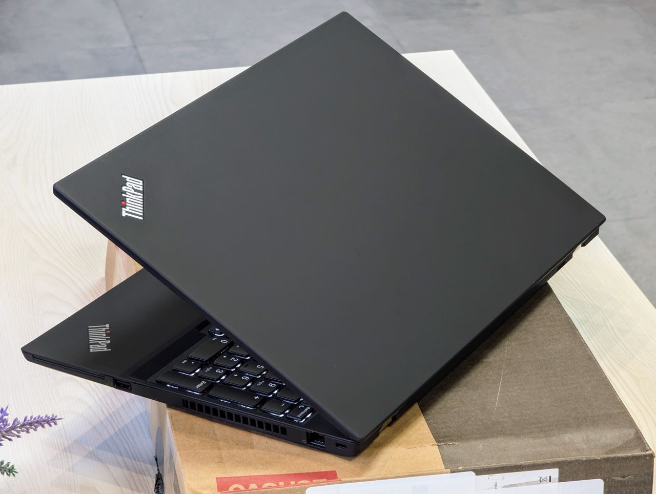 Lenovo ThinkPad T15 Gen 1 | i7-10610U | 16GB | SSD 1TB | NVIDIA MX330 | 15,6″ 4K — miniatură 5