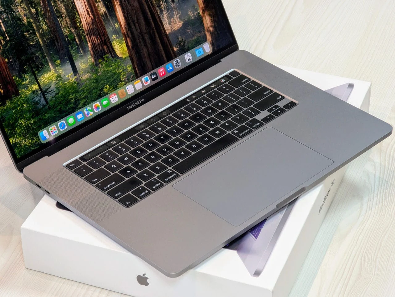 MacBook Pro 16 2021 | i9-9880H | 16GB | 1TB | Radeon Pro 5500M | 16″ Retina — miniatură 9