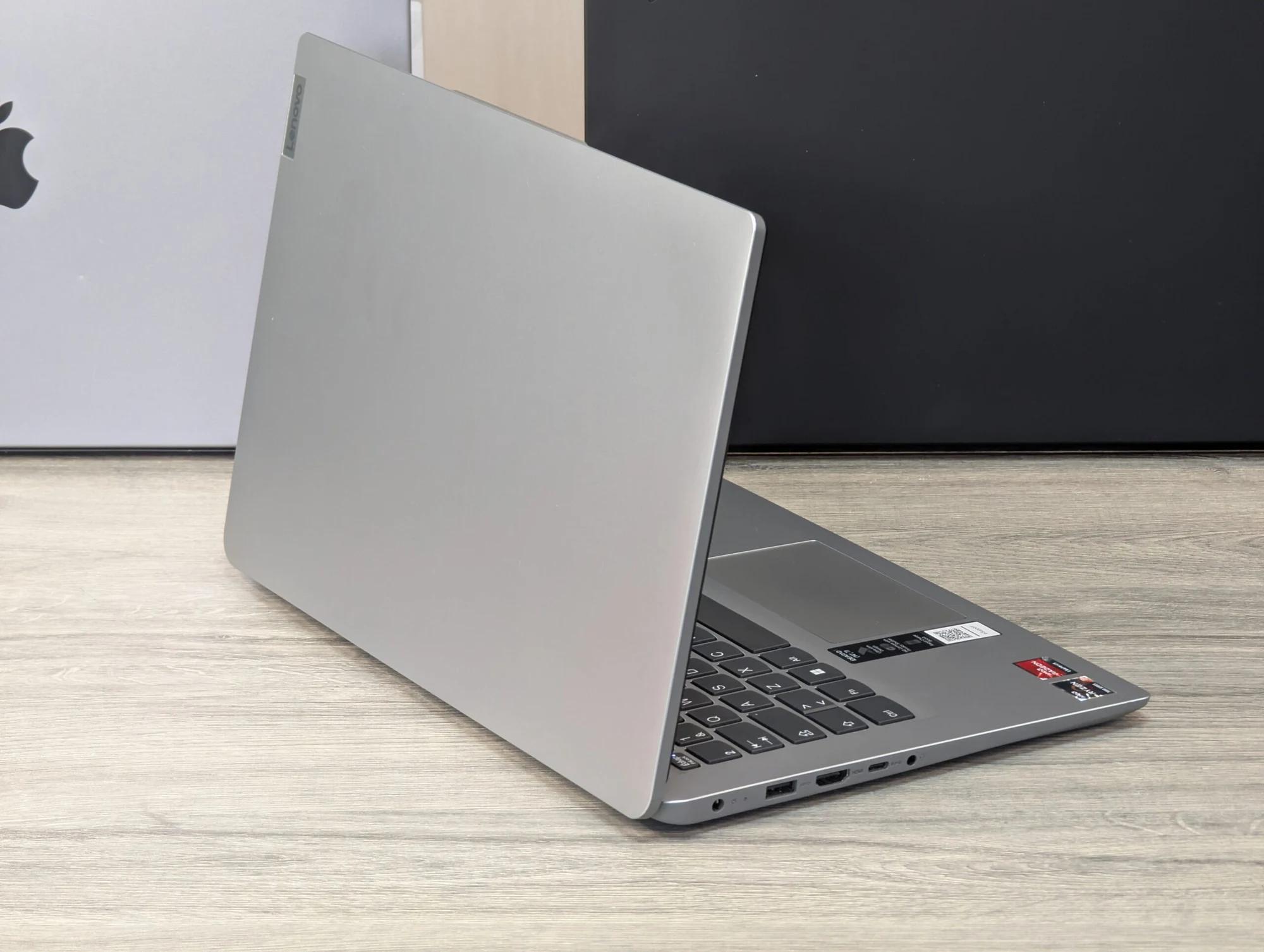 Ca nou! Lenovo IdeaPad | AMD Ryzen 3 7320U | 8GB DDR5 | 256GB SSD | AMD Radeon 610M | 14.0″ Full HD — miniatură 9