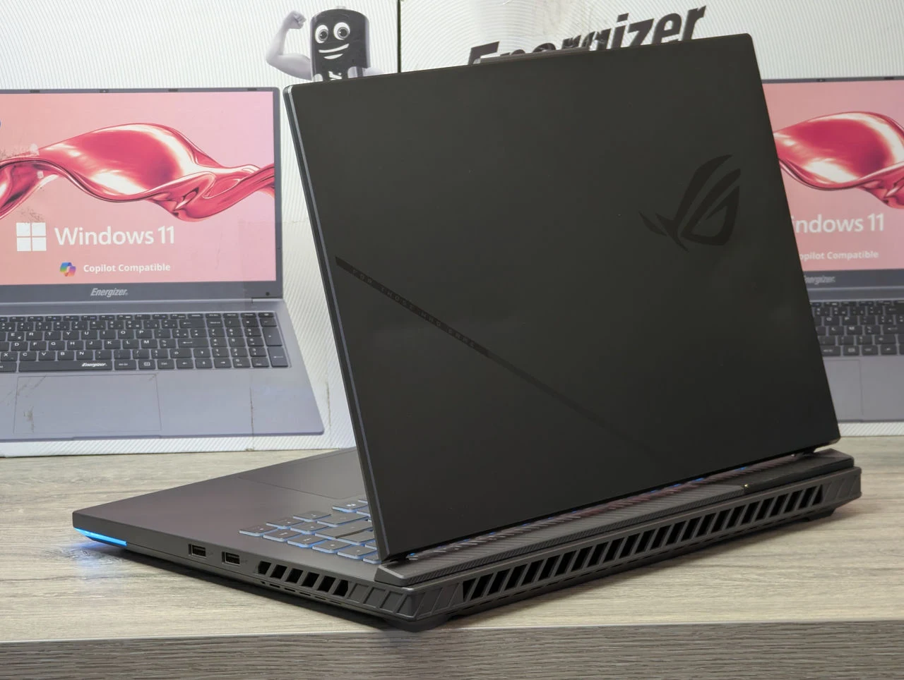 ASUS ROG Strix G16 | Ryzen 9 8940HX | 32GB | 2TB | RTX 5070 | 16.0″ 165Hz — miniatură 7