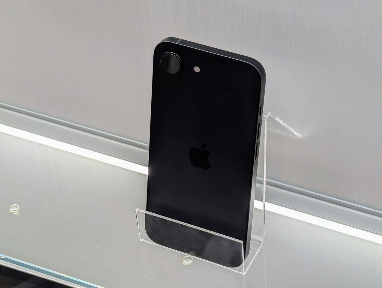 IPhone 16e | A18 | 8GB | 128GB | 6.1″ Retina | Black | Dual eSIM — miniatură 5