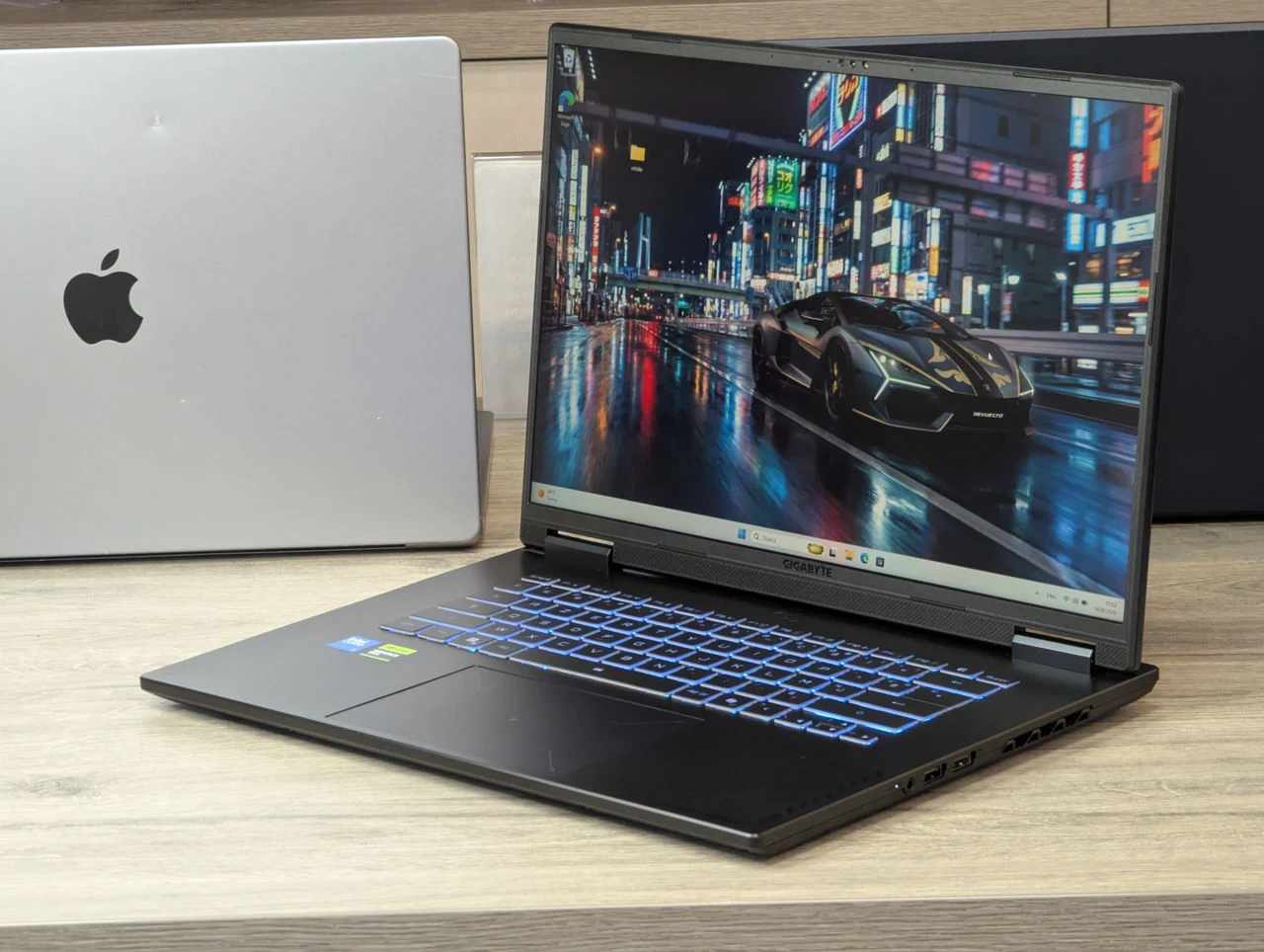 Gigabyte A16 | Core 7 240H | 32GB | 1TB | RTX 5070 Ti | 16.0″ 2.5K 165Hz — miniatură 5
