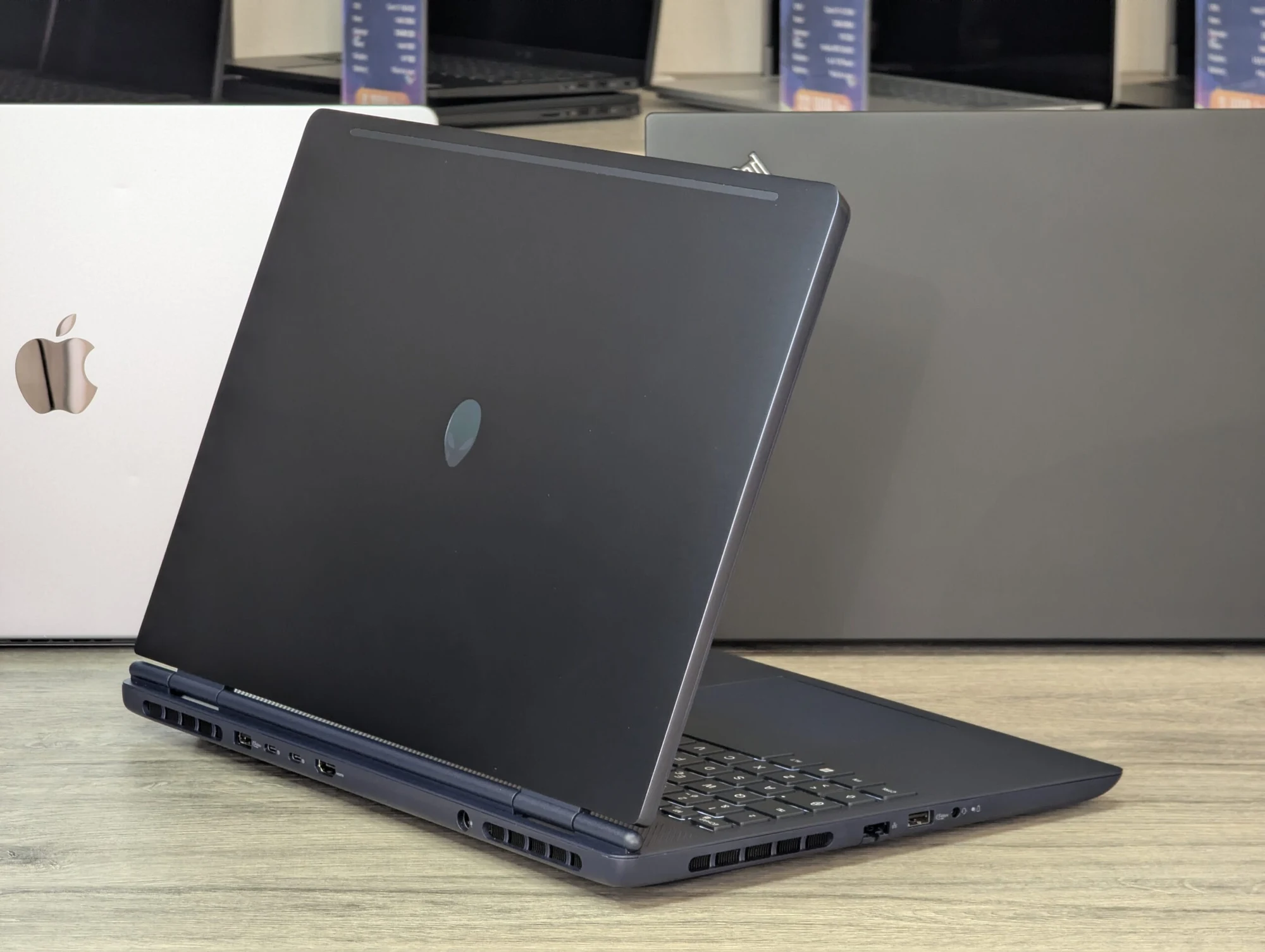 Alienware 16 Aurora AC16250 | Intel Core 7 240H | 16GB DDR5 | 1TB SSD | RTX 5060 8GB | 16.0″ 2.5K 120Hz — miniatură 9