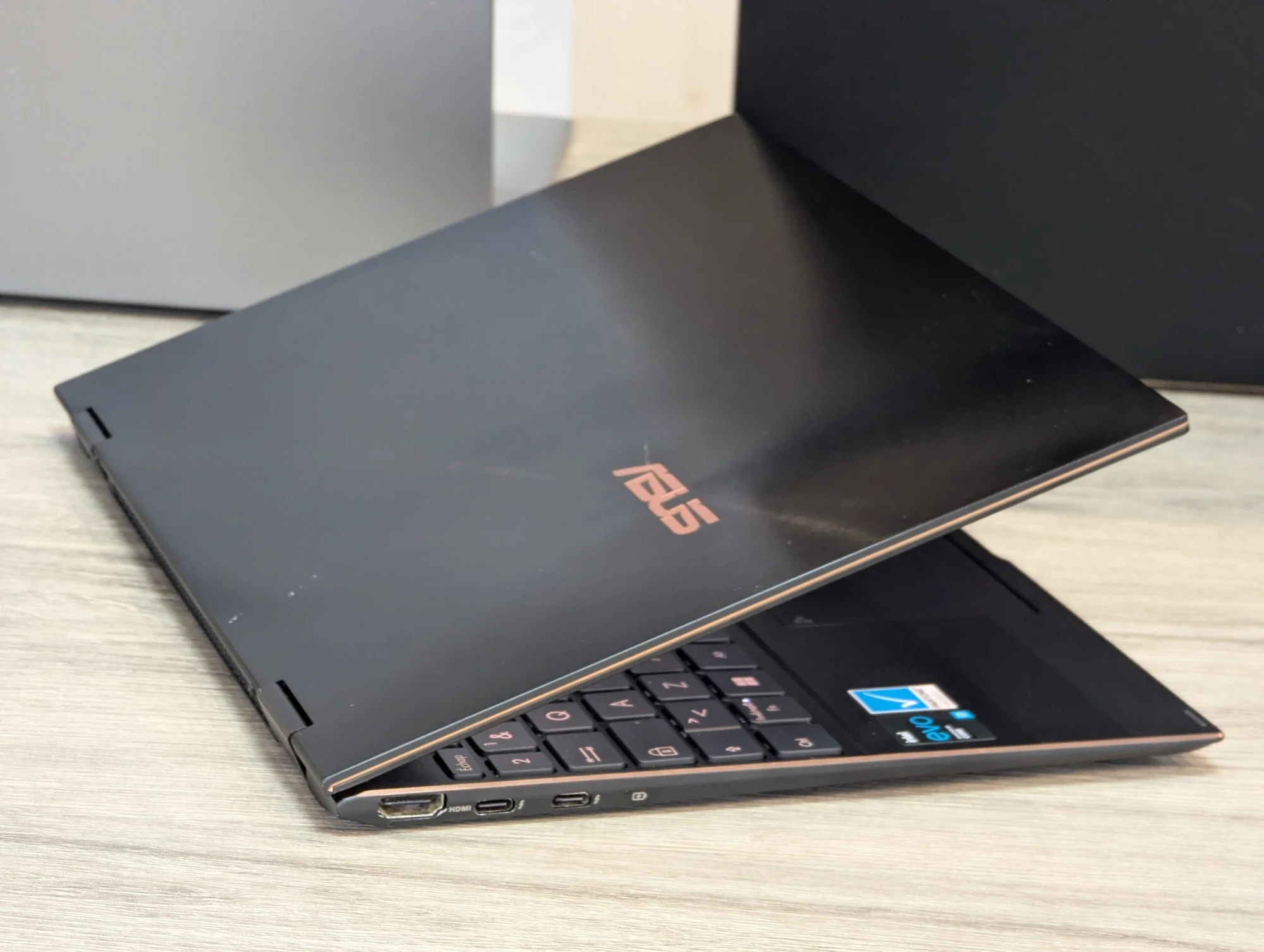 ASUS ZenBook Flip 13 | Intel Core i7-1165G7 | 16GB | 512GB Intel | Iris Xe | 13.3″ 4K UHD Touch — miniatură 11