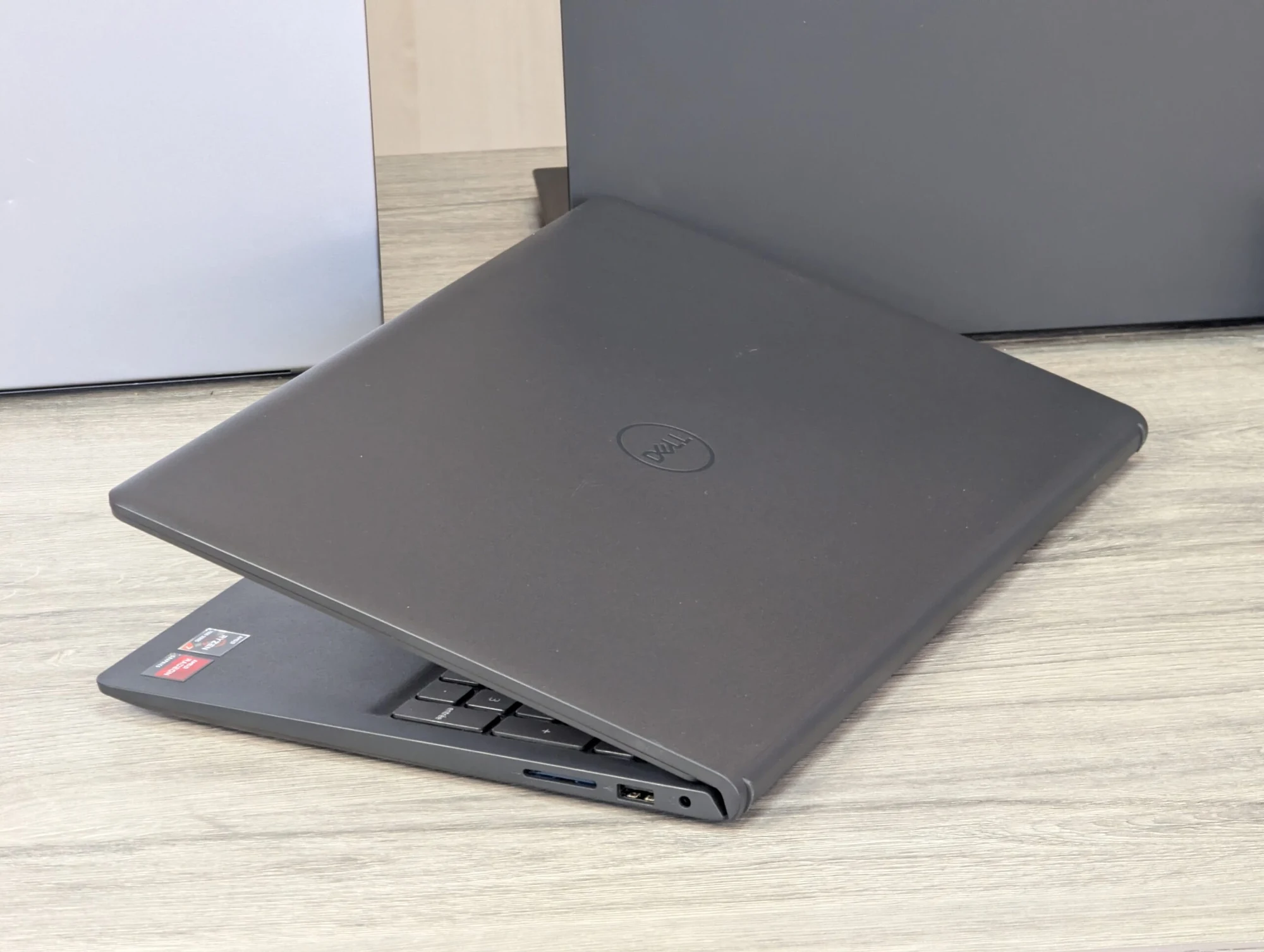 Dell 15 | AMD Ryzen 7 7730U | 16GB | 512GB SSD | AMD Radeon Graphics | 15.6″ Full HD 120Hz — miniatură 11