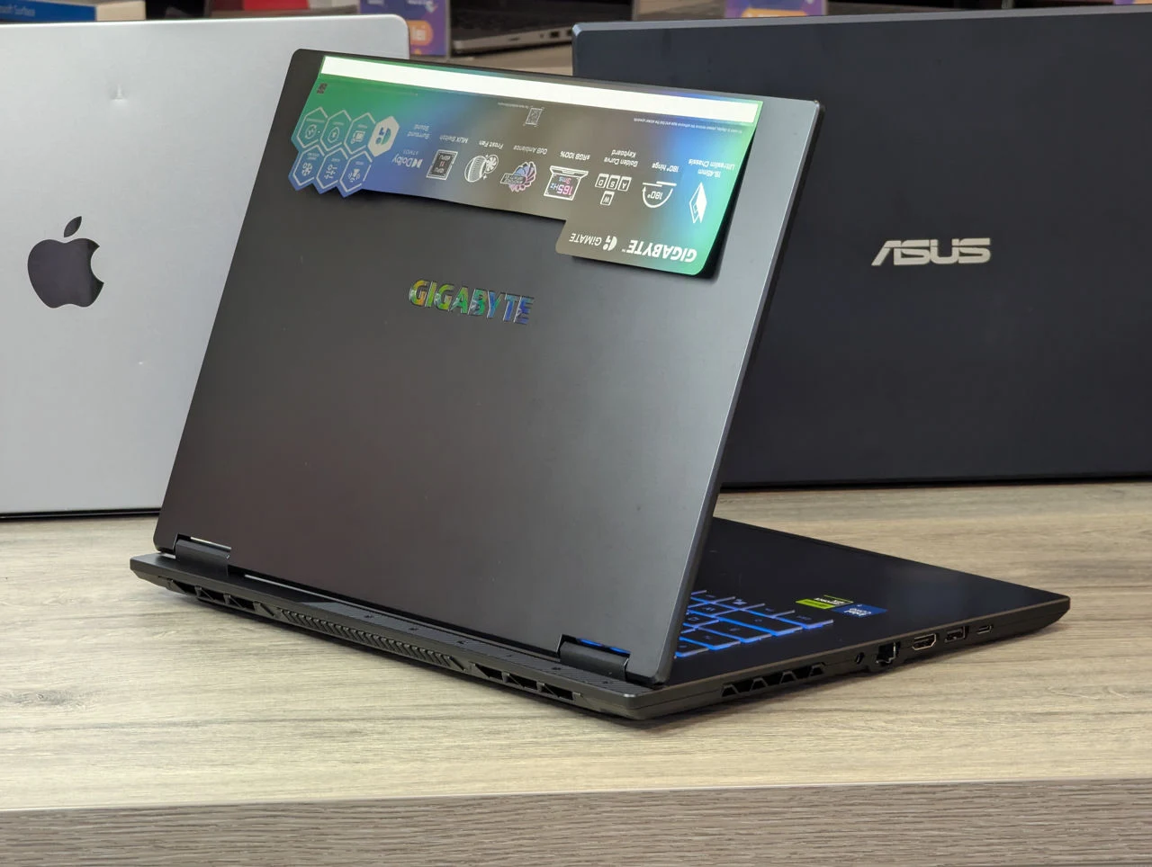 Gigabyte A16 | Core 7 240H | 32GB | 1TB | RTX 5070 Ti | 16.0″ 2.5K 165Hz — miniatură 8