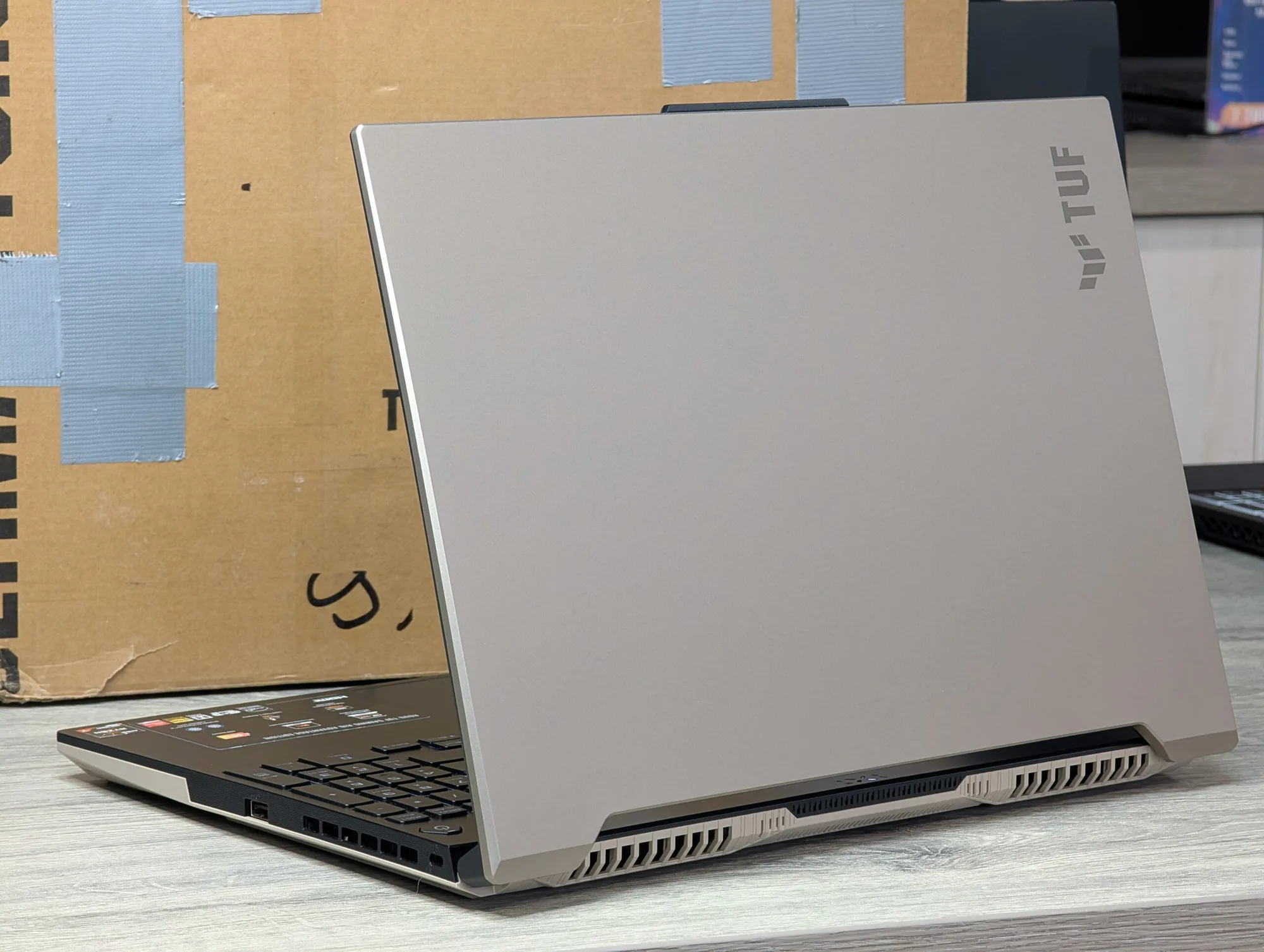 Asus Tuf Gaming A16 FA617NSR | Ryzen 7 7435HS | 16GB | 512GB | RX 7600S | 16.0″ 144Hz — miniatură 11