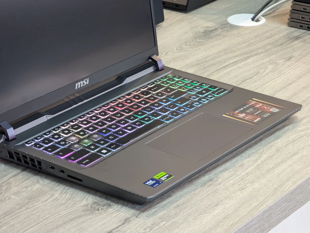 Ca nou! MSI Vector 16 HX AI | Intel Ultra 7 255HX | RTX 5070 Ti | 16GB | 1TB | 16″ 2.5K 240Hz — miniatură 9