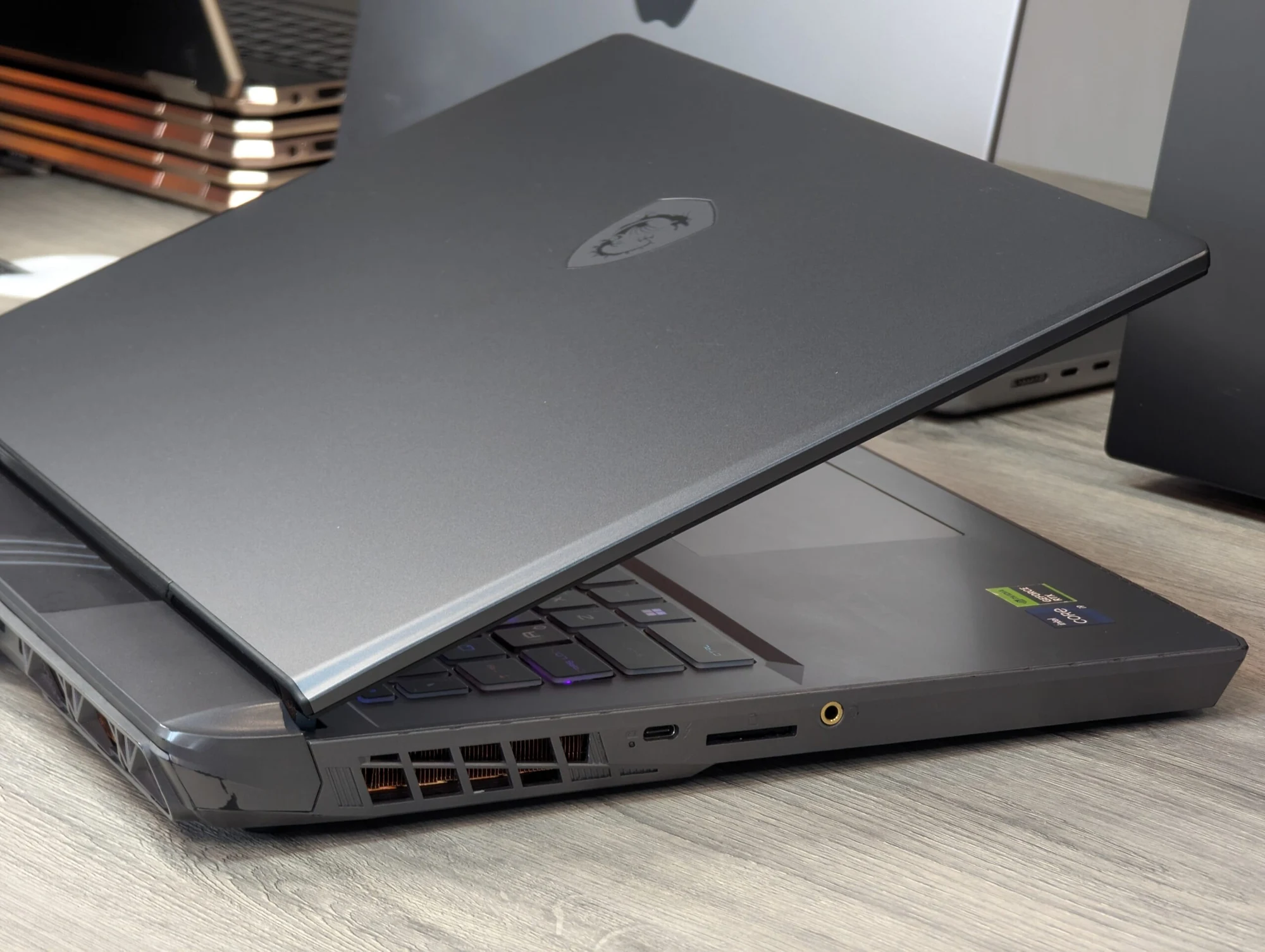 MSI Vector 17 HX | i9-13980HX | 32GB | 1TB | RTX 4080 | 17.3″ 240Hz — miniatură 21