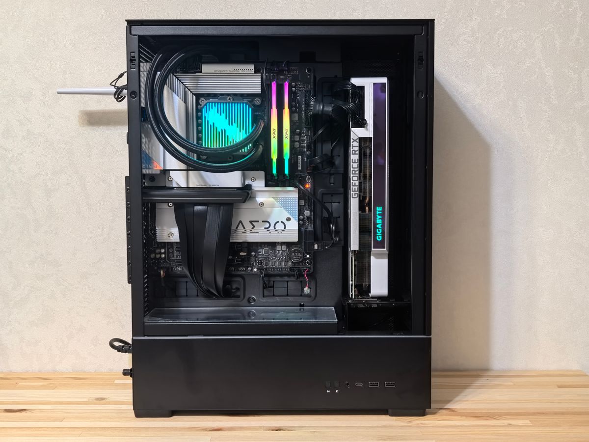 PC custom cu componente vizibile și iluminare RGB