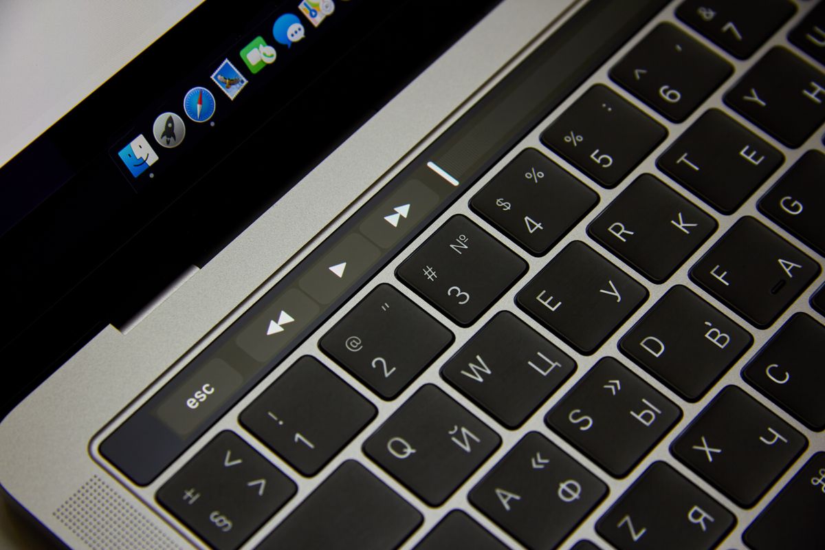Detaliu de tastatură cu caractere în două alfabete